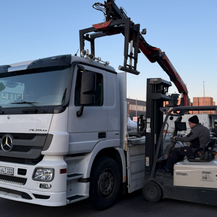 Gabelstapler belädt Paletten – LIM Transporte