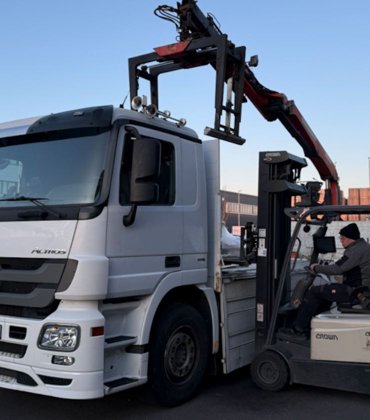 Gabelstapler belädt Paletten – LIM Transporte