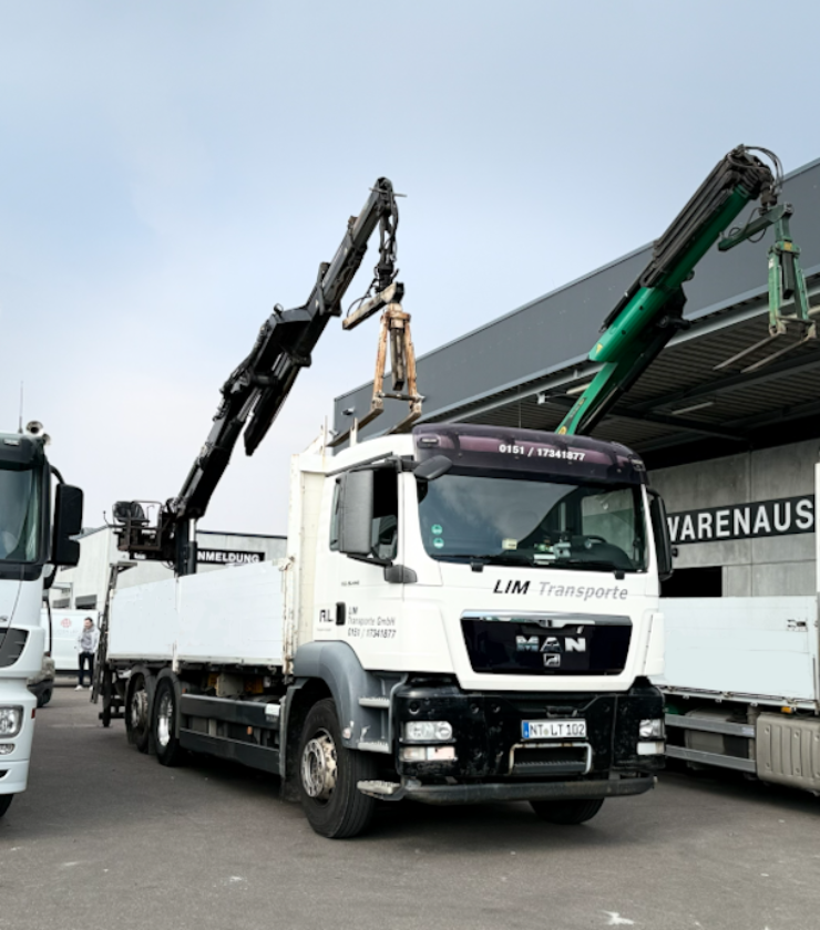 LKW-Flotte mit Ladekran – LIM Transporte