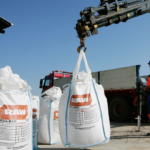 Wir verladen Bauschutt in Säcke