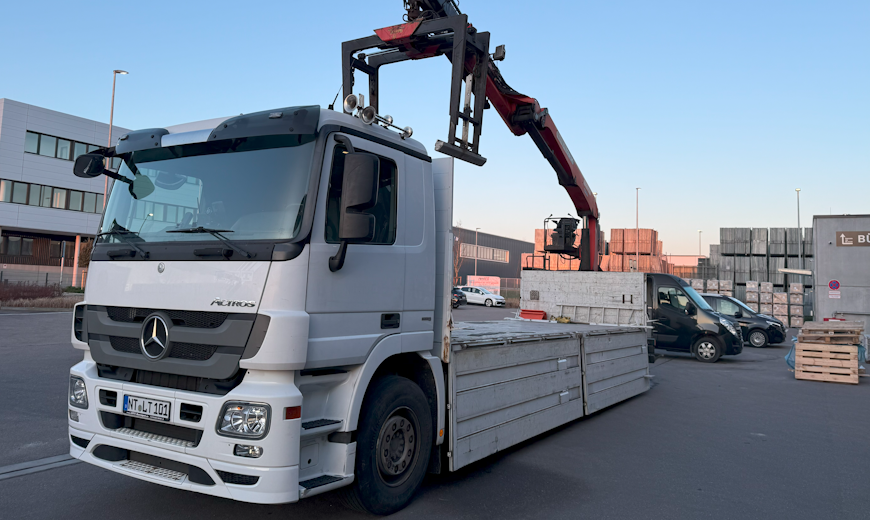 LKW mit Ladekran und Zange für Kranlogistik – LIM Transporte Stuttgart